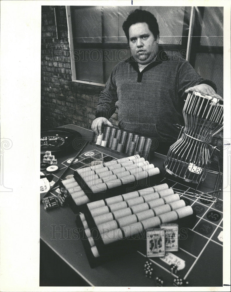 1985 Press Photo Howard Zusel Displays Gambling Paraphernalia - Historic Images