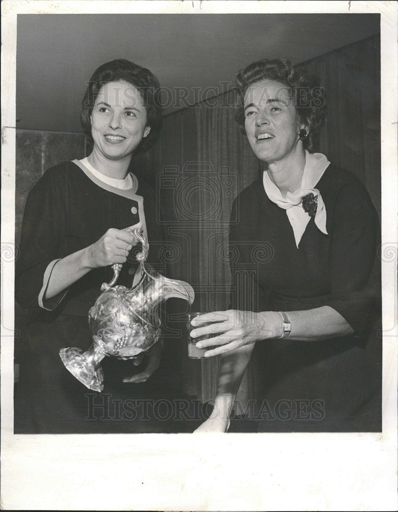 1960 Press Photo Mrs Hopkin Haskins-Pouring &amp; Mrs Morton Zurcher Women&#39;s Board - Historic Images