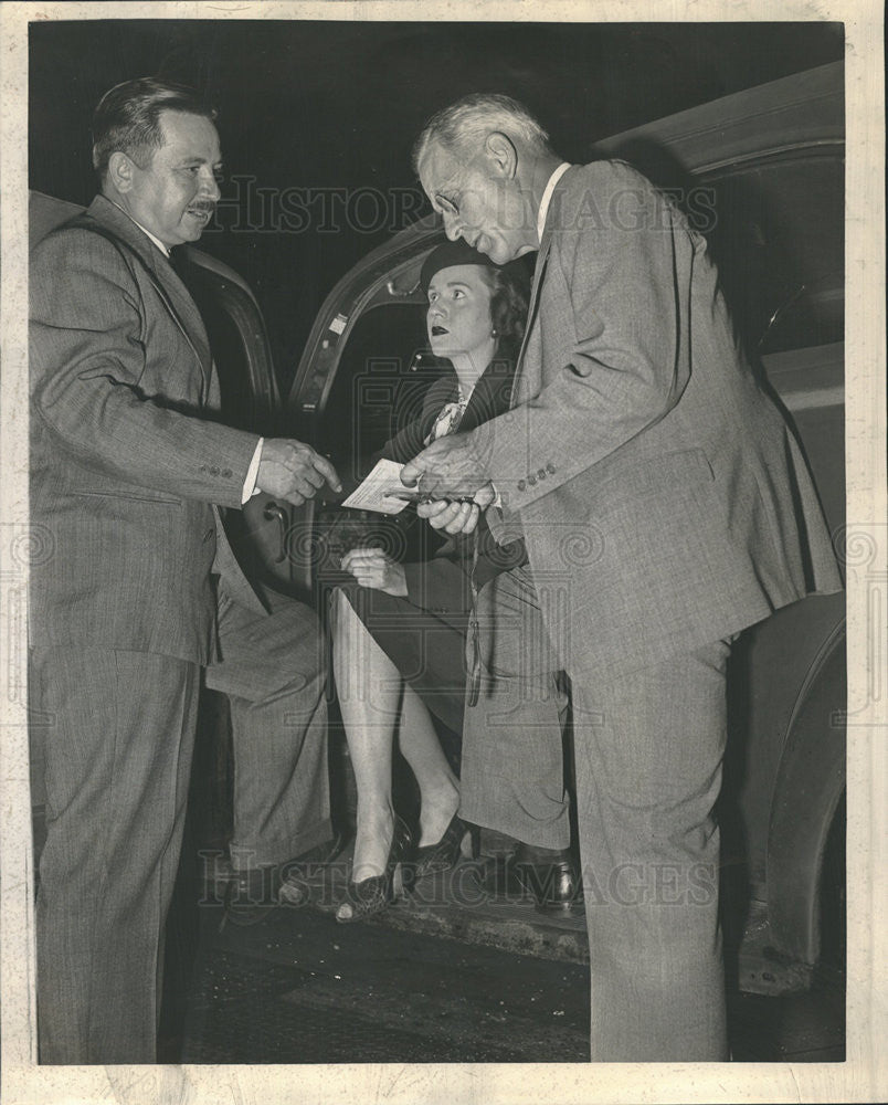 1945 Press Photo Judge Zuris Auto Safety Tests Greater Chicago Safety Council - Historic Images