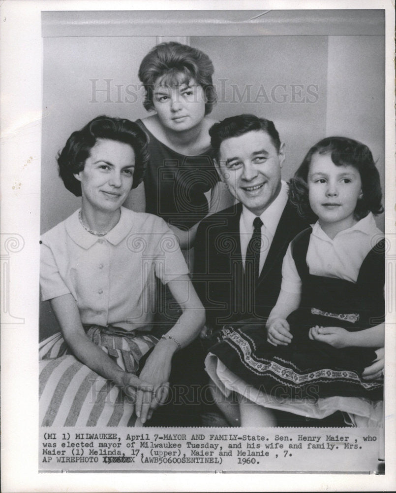 1960 Press Photo Milwaukee Mayor Henry Maier w/ wife daughters Melinda &amp; Melanie - Historic Images