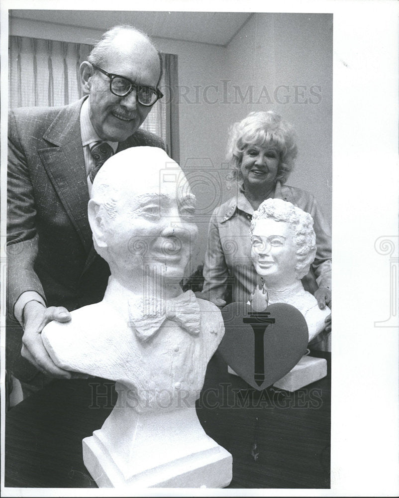 1977 Press Photo Sculptor Eleanor Root w/ Dr Charles Vil w/ bust of Mayor Daley - Historic Images