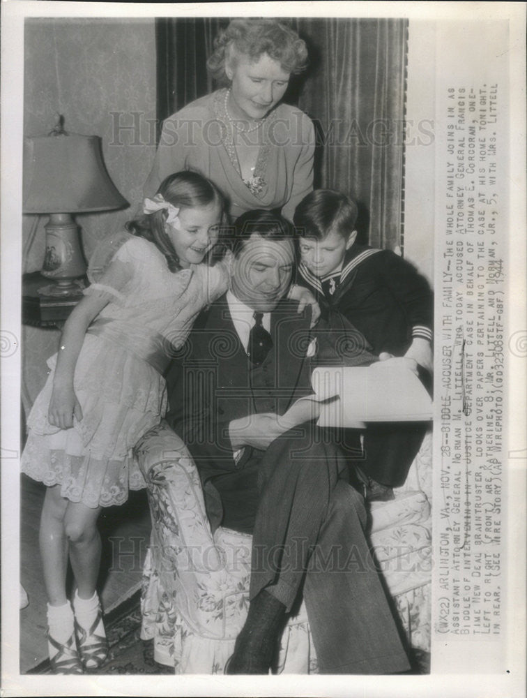 1944 Press Photo Ass Atty Gen Norman Littell at home w/ his entire family - Historic Images