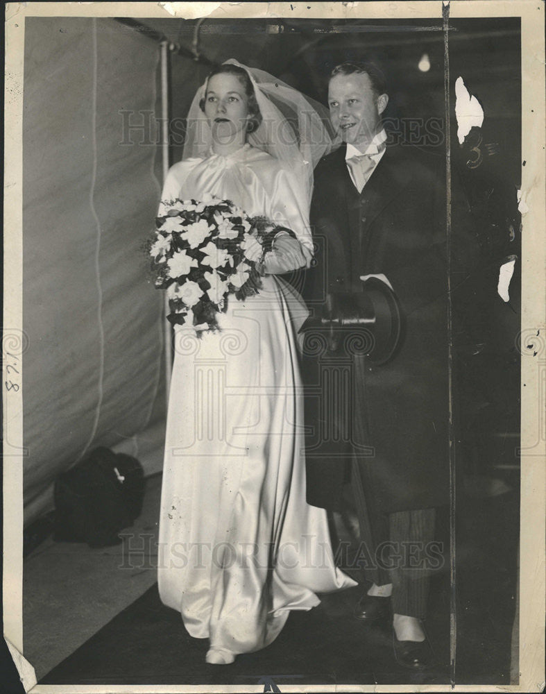 1935 Press Photo Mr and Mrs Little leave for honeymoon - Historic Images