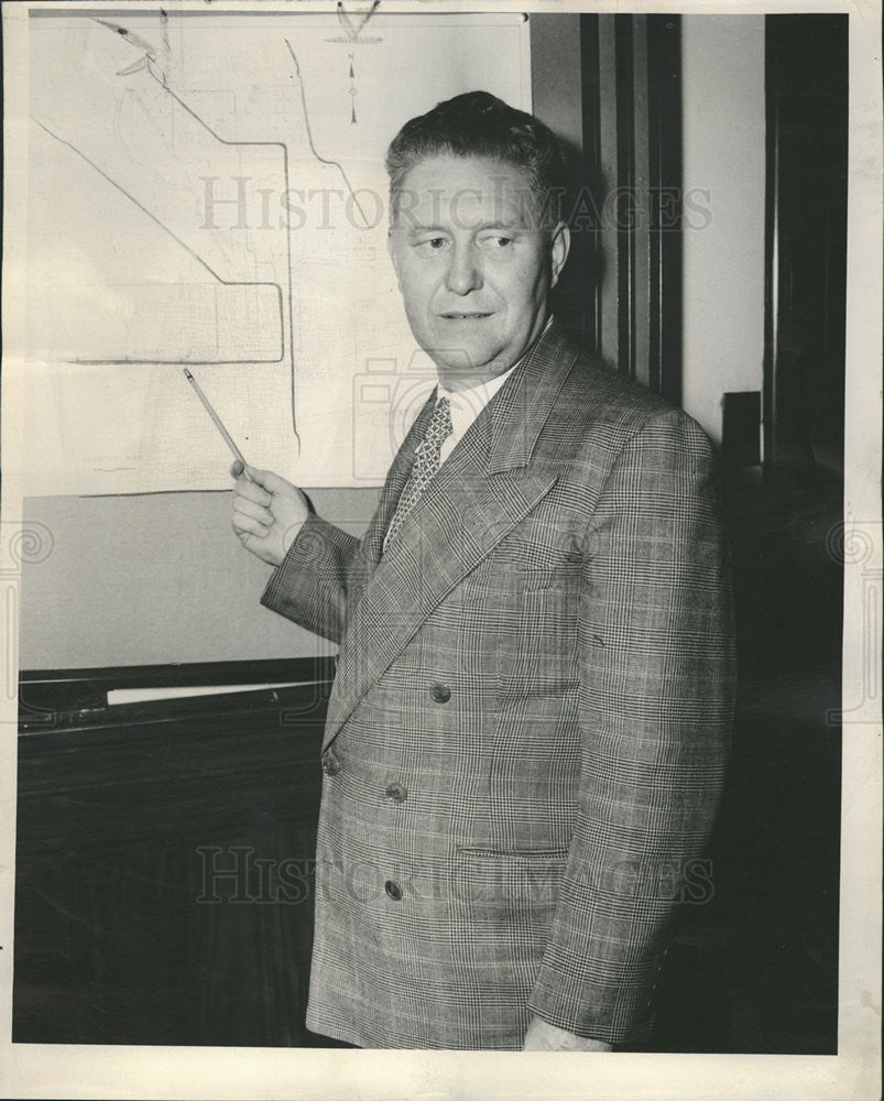 1947 Press Photo Walter J McCarter General Mgr Civic Opera Building In Chicago - Historic Images