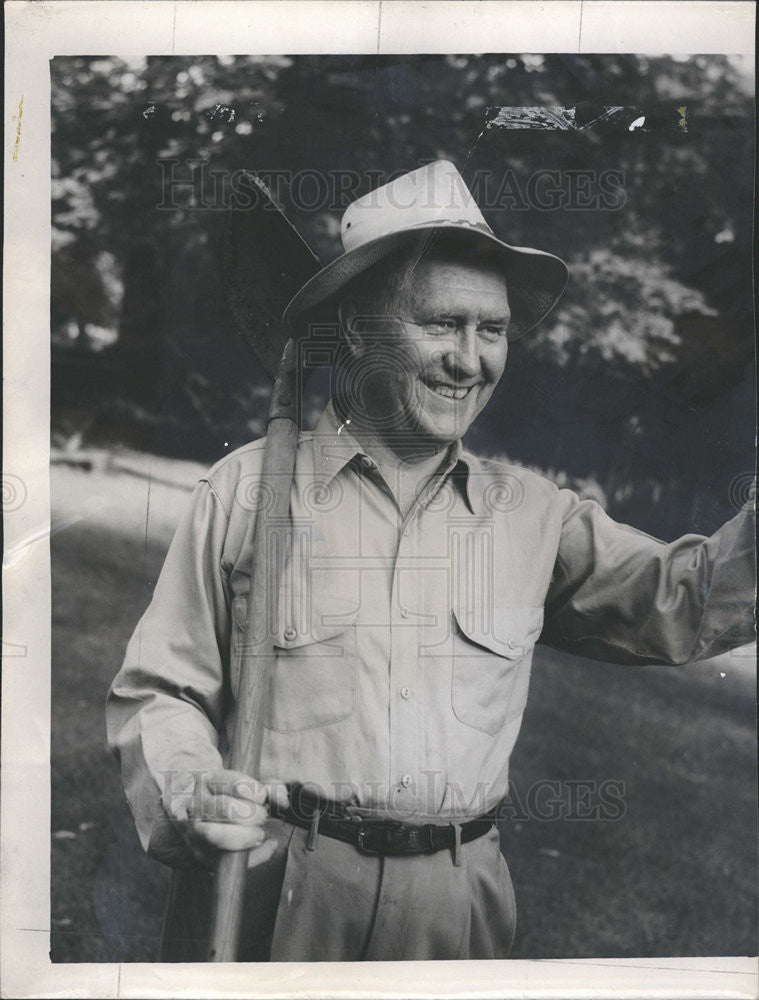 1951 Press Photo alter McCarter MGr Of CTA Shown With Shovel For Gardening - Historic Images