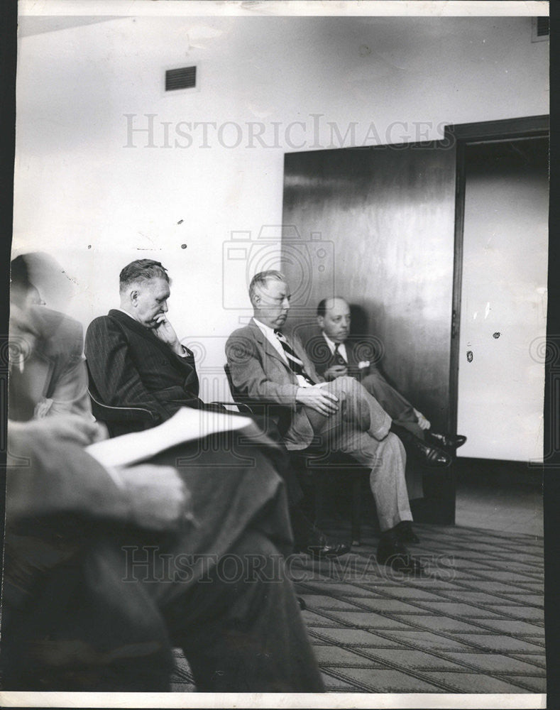 1951 Press Photo Baord Meeting At 175 W Jackson With Mgr Walter McCarter - Historic Images