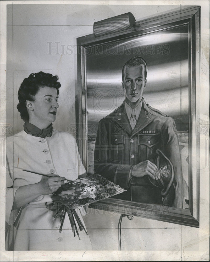 1945 Press Photo Artist Buell Mullen Admires Her Favorite Military Painting - Historic Images