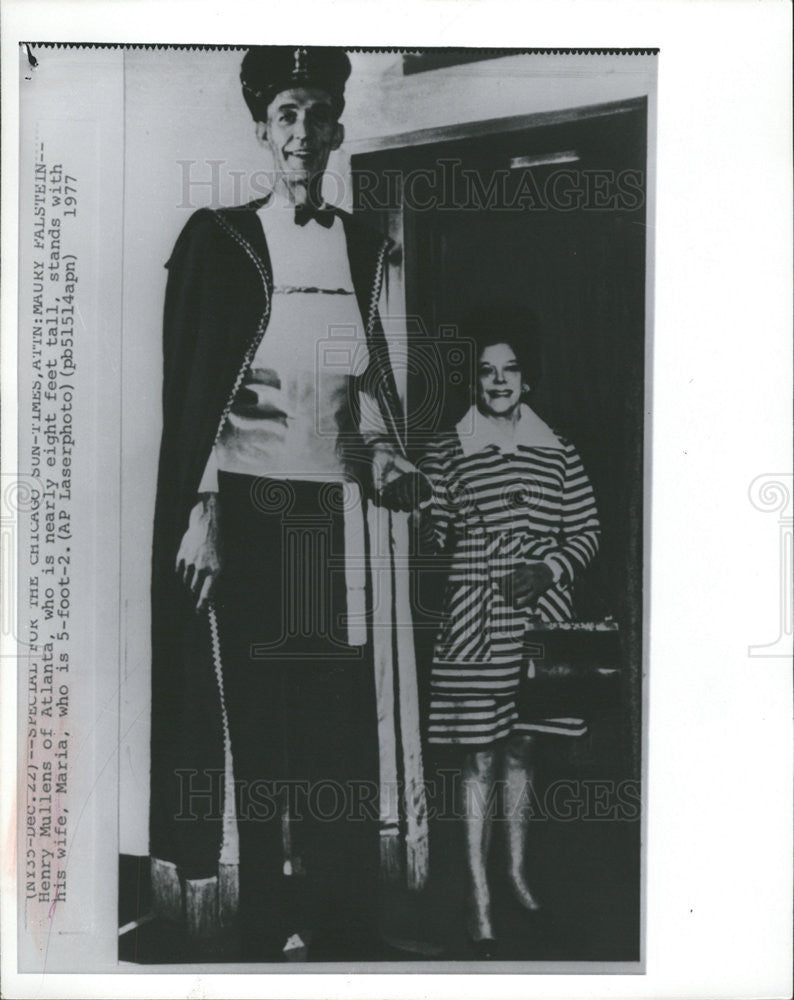 1977 Press Photo Henry Mullens Poses With Wife Maria - Historic Images