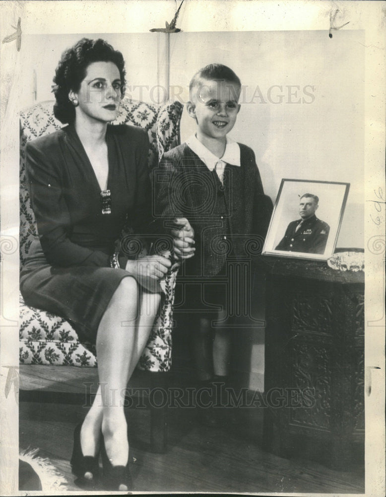 1945 Press Photo Mrs. Virginia Rose and her son Roderick. - Historic Images