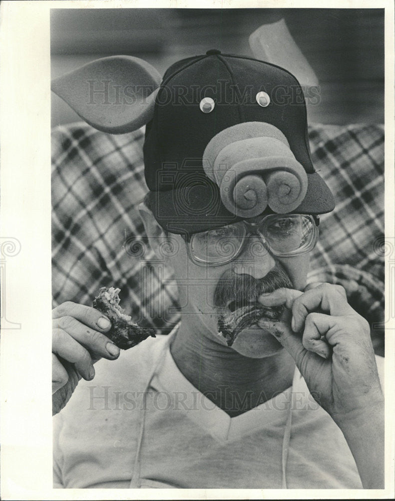 1985 Press Photo Lyle Walendy Attends Mike Royko&#39;s Ribfest - Historic Images