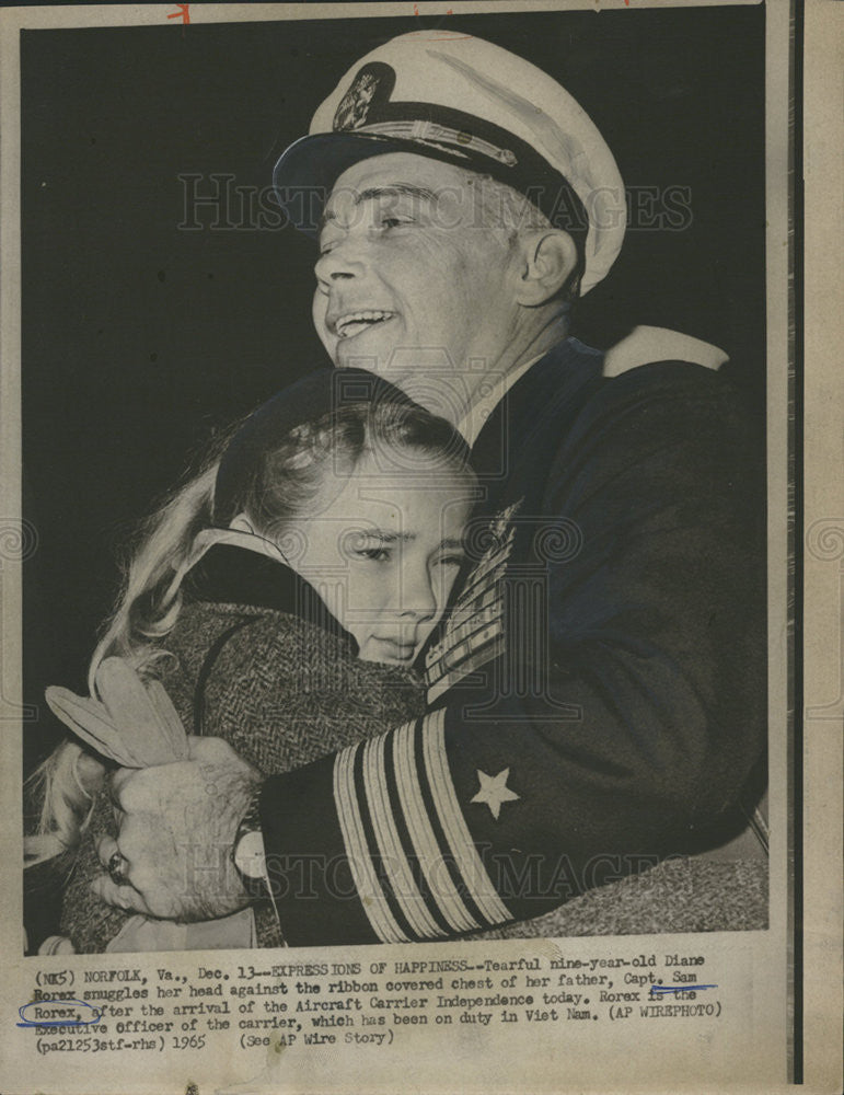 1965 Press Photo Capt Sam Rorex Hugs His Daughter After Arrival Of Aircraft - Historic Images