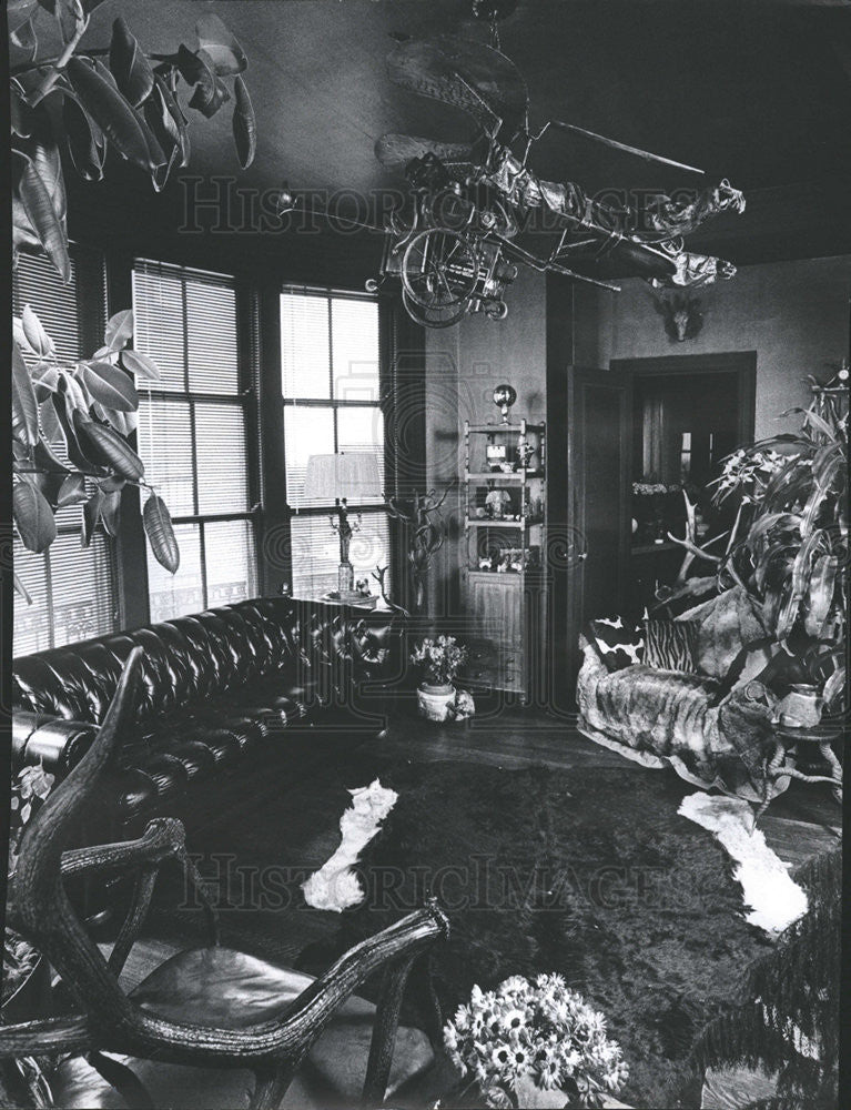 1977 Press Photo Don Rose&#39;s Room With Antiques From Floor To Ceiing-Flying Machi - Historic Images