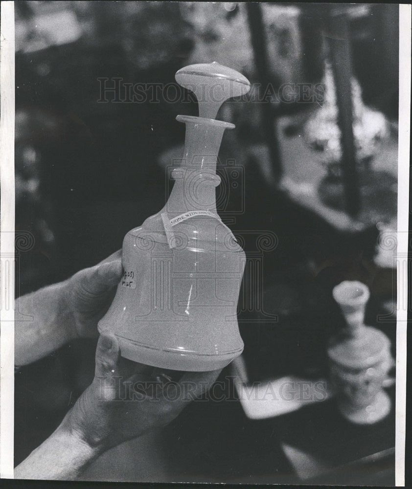 1970 Press Photo Opalina Bottle In Collection Of Antiques Being Sold By Dan Rose - Historic Images