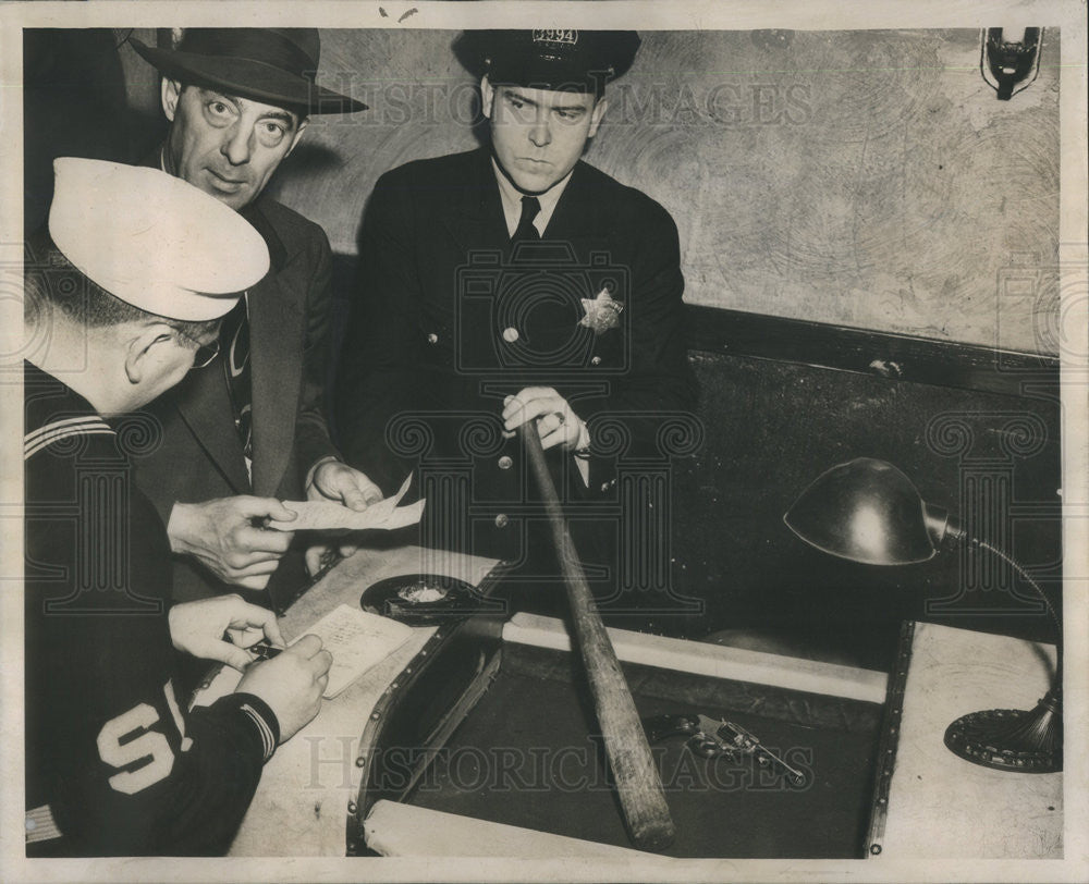 1944 Press Photo Revolver &amp; bat used in the murder of John Madoff - Historic Images