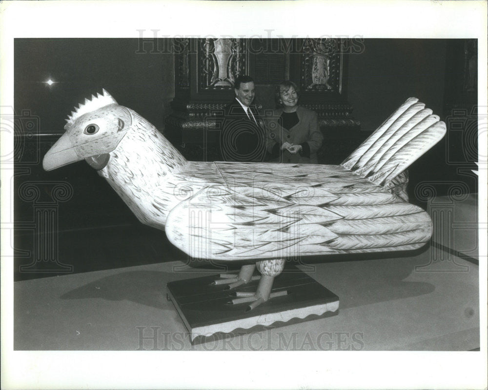 1996 Press Photo Mayor and Mrs Daley view a bird shaped coffin by artist K Quaye - Historic Images