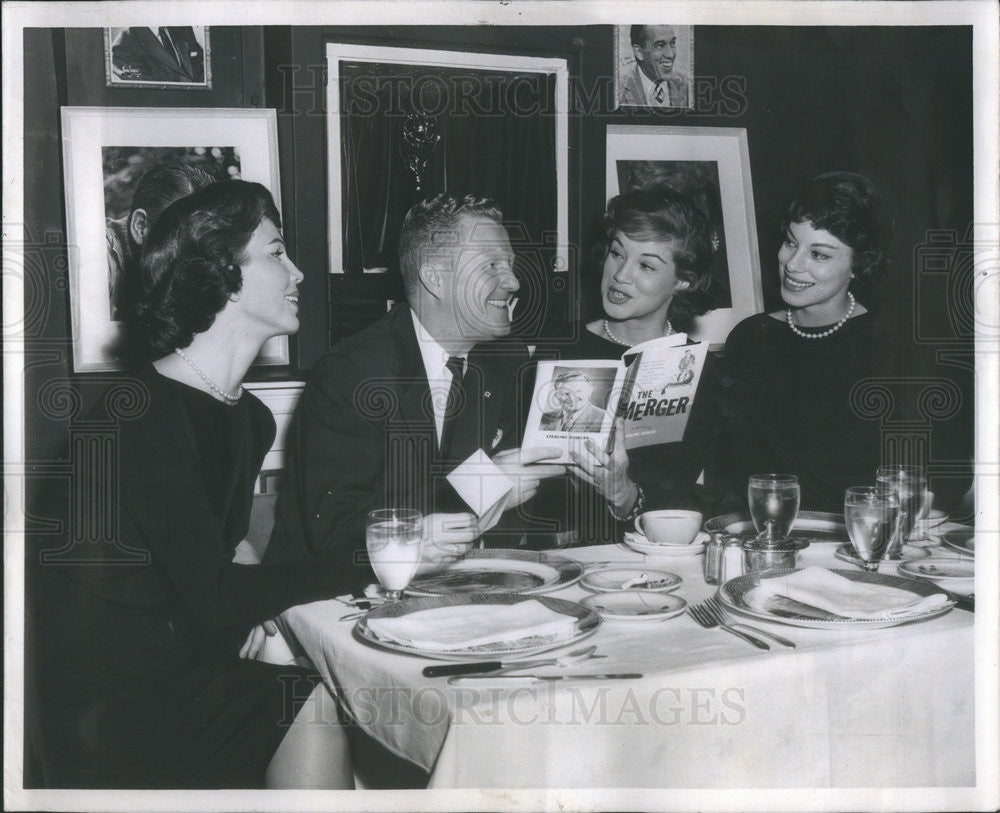 1958 Press Photo Sterling Quinlan,ABC VP and author with McGuire sisters,singers - Historic Images