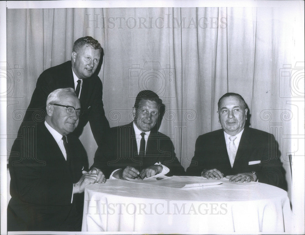 1963 Press Photo Illinois Secretary State Charles Carpentier Sterling Quinlan - Historic Images