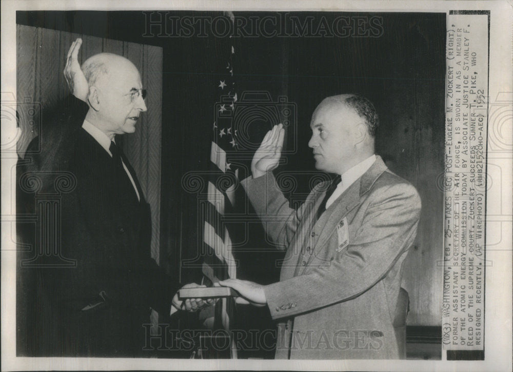 1952 Press Photo Eugene M Zuckert sworn in Atomic Energy Comm by SF Reed - Historic Images