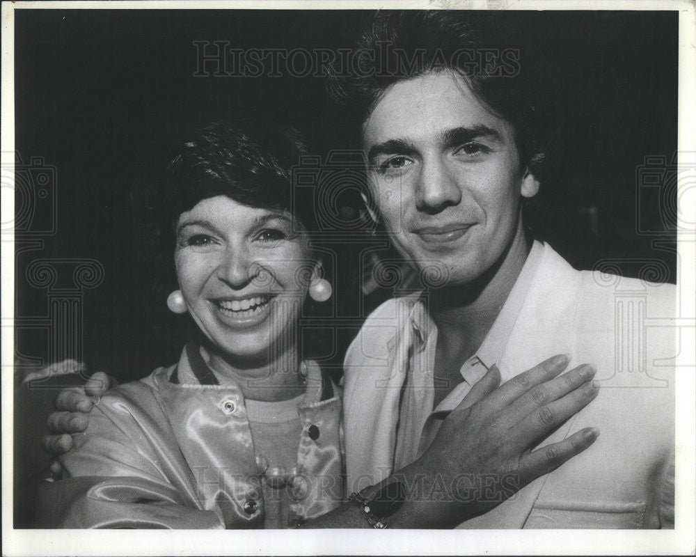 1982 Press Photo Barbara Glass &amp; Actor Adrian Zmed get in the &#39;60s spirit - Historic Images