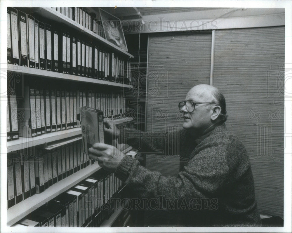 1992 Press Photo Evanston Gladfly Sydney Zwick With Video Tapes He Uses - Historic Images