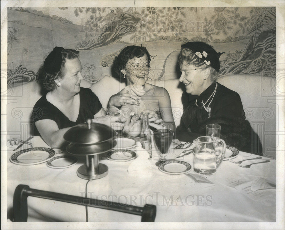 1952 Press Photo Ladies Dolled Up At Pump Room Mrs James Cunningham - Historic Images