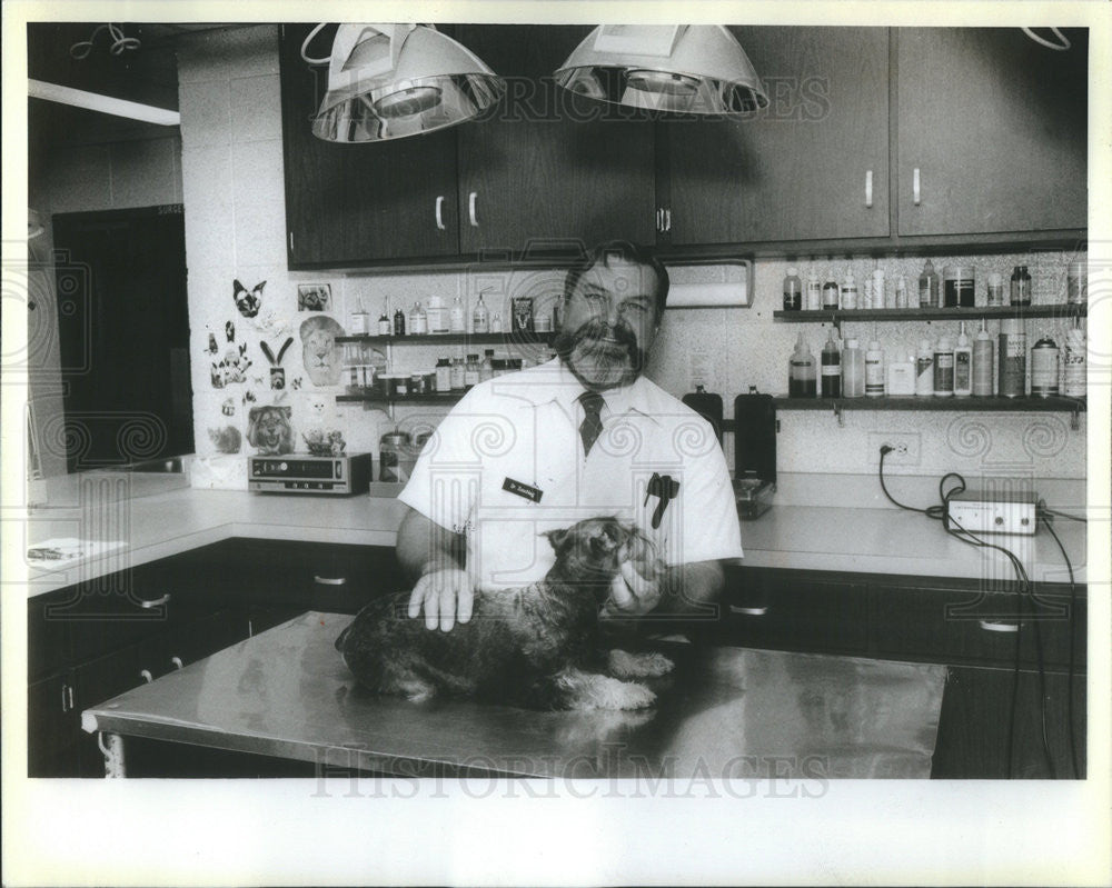 1985 Press Photo Dr. Walter Zuschlag Veterinarian Worth Animal Hospital Dog - Historic Images