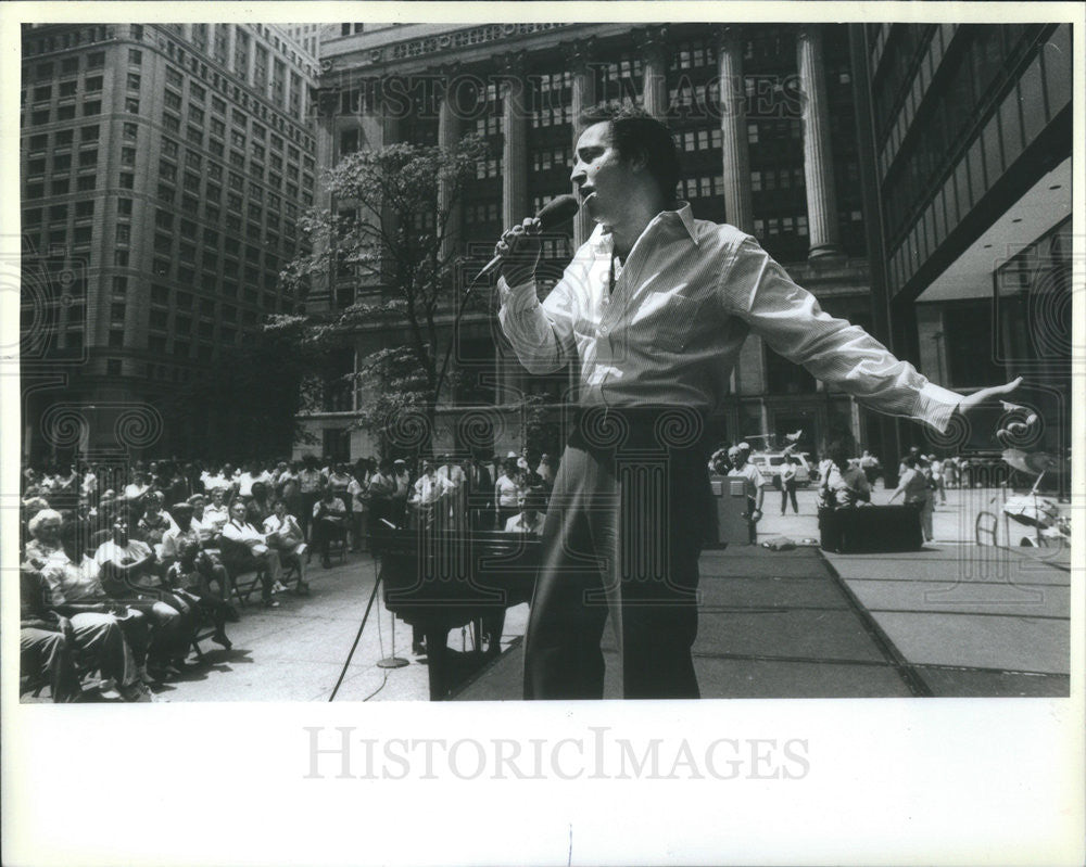 1983 Press Photo Tony Spavone Singer Daley Center Plaza Preview Festa Italiana - Historic Images