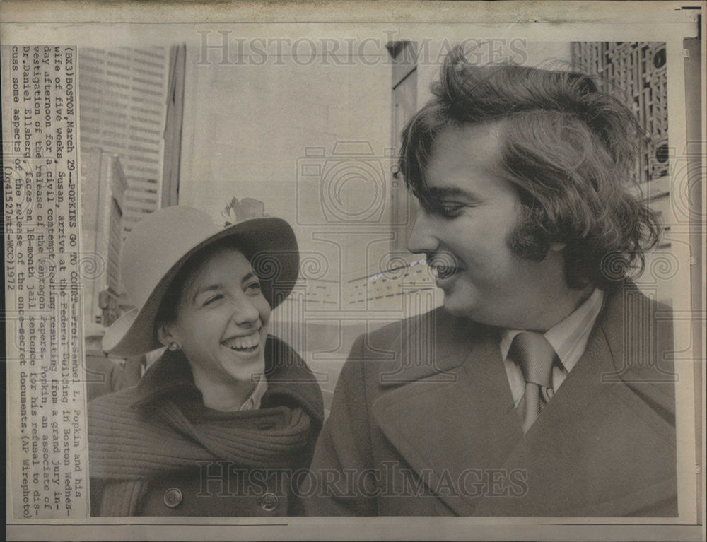 1972 Press Photo Prof Samuel Popkin and wife Susan at Federal Bldg Boston - Historic Images