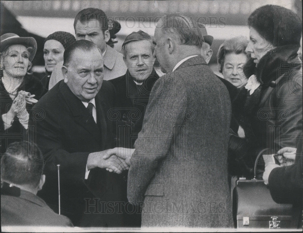 1970 Press Photo French Pres Pompidou &amp; Mayor Daley Greeting Him in Chicago - Historic Images