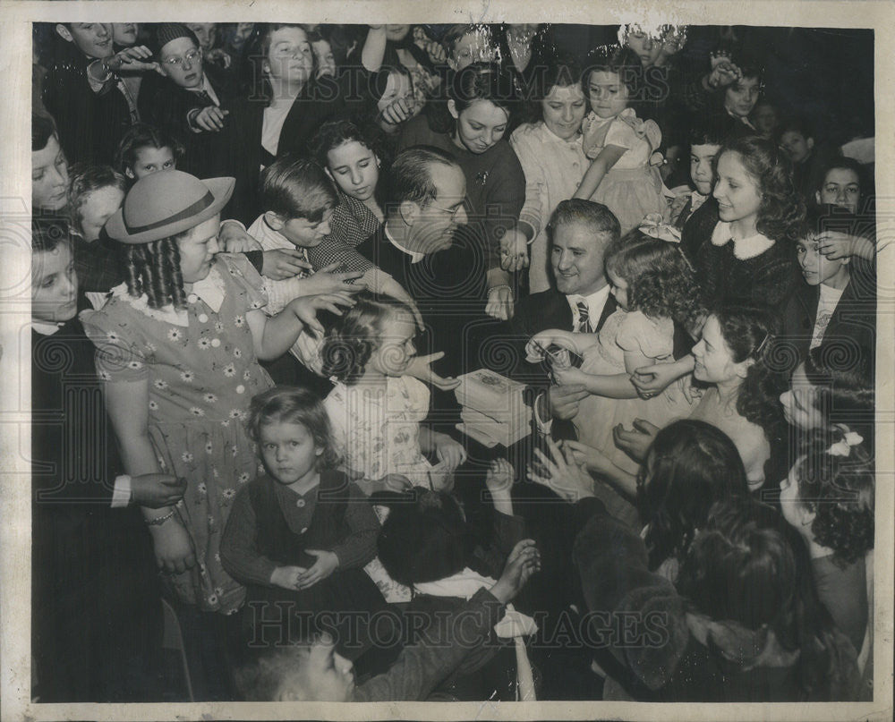 1946 Press Photo Bishop Bernard J Shell&#39;s Annual Christmas Party - Historic Images