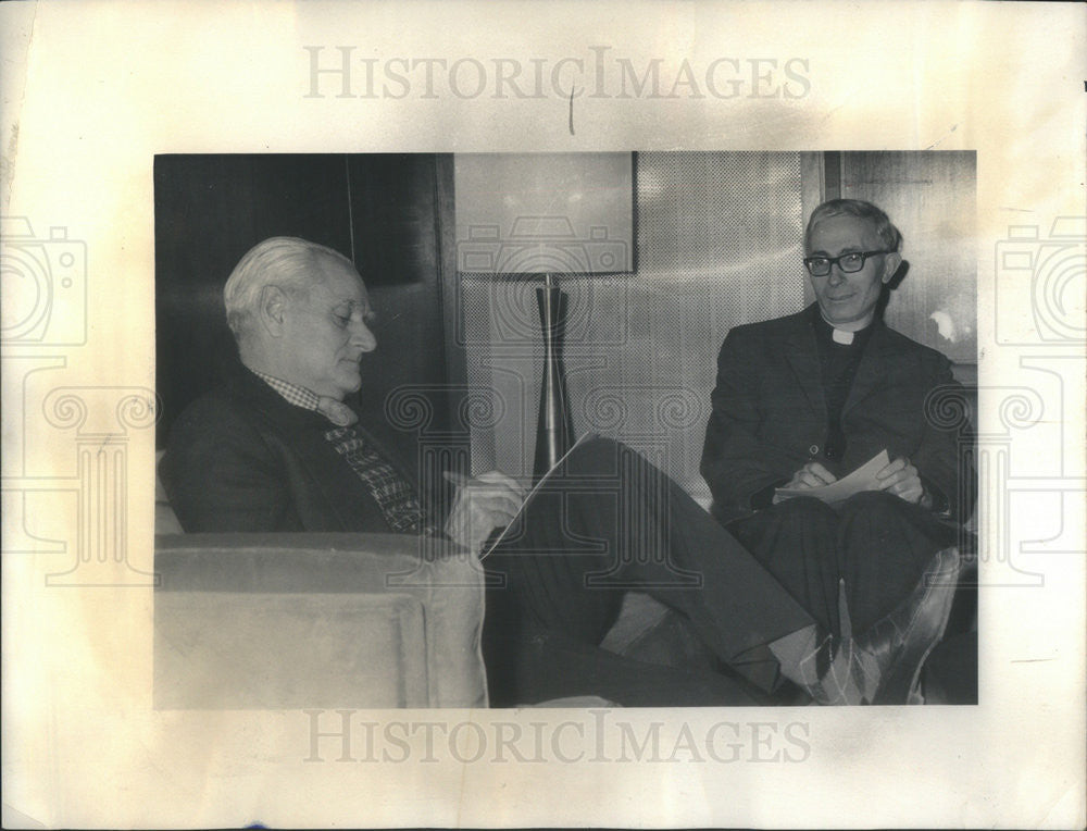 1973 Press Photo Novelist Alberto Moravia discusses &quot;Last Tango in Paris&quot; - Historic Images