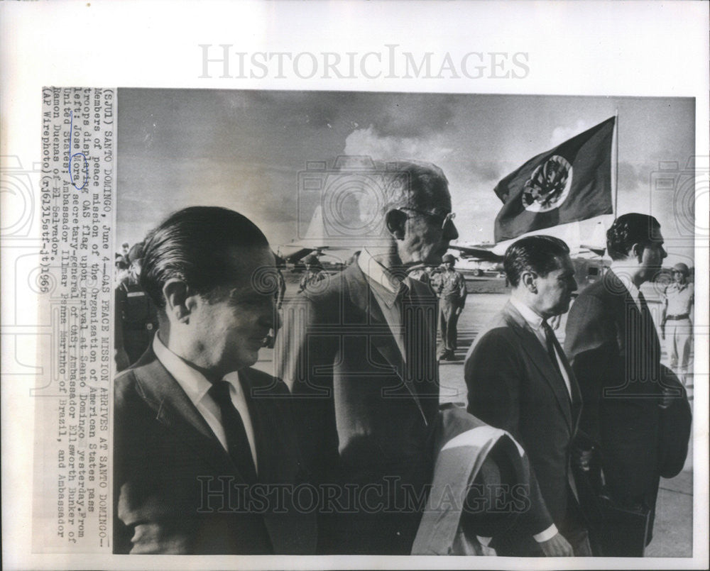 1965 Press Photo Jose Mora, Ambassador Ellsworth Bunker, Illmar Penna - Historic Images