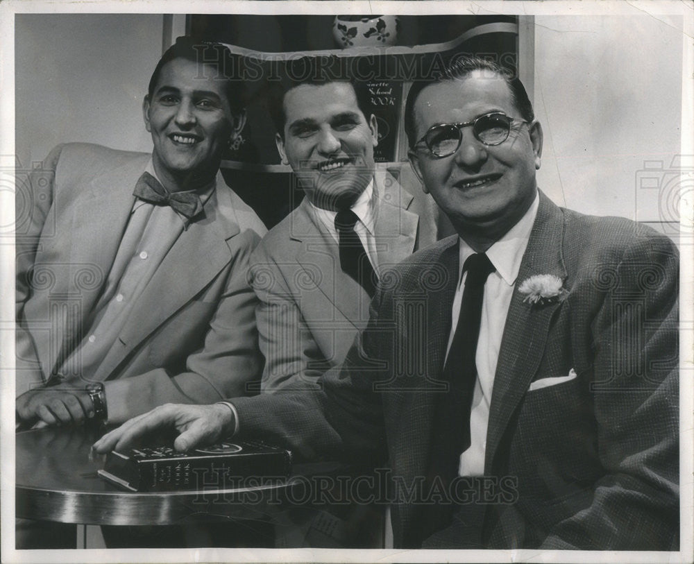 1952 Press Photo Chef Francois Pope With Sons Frank And Bob Record Chigo Cooking - Historic Images