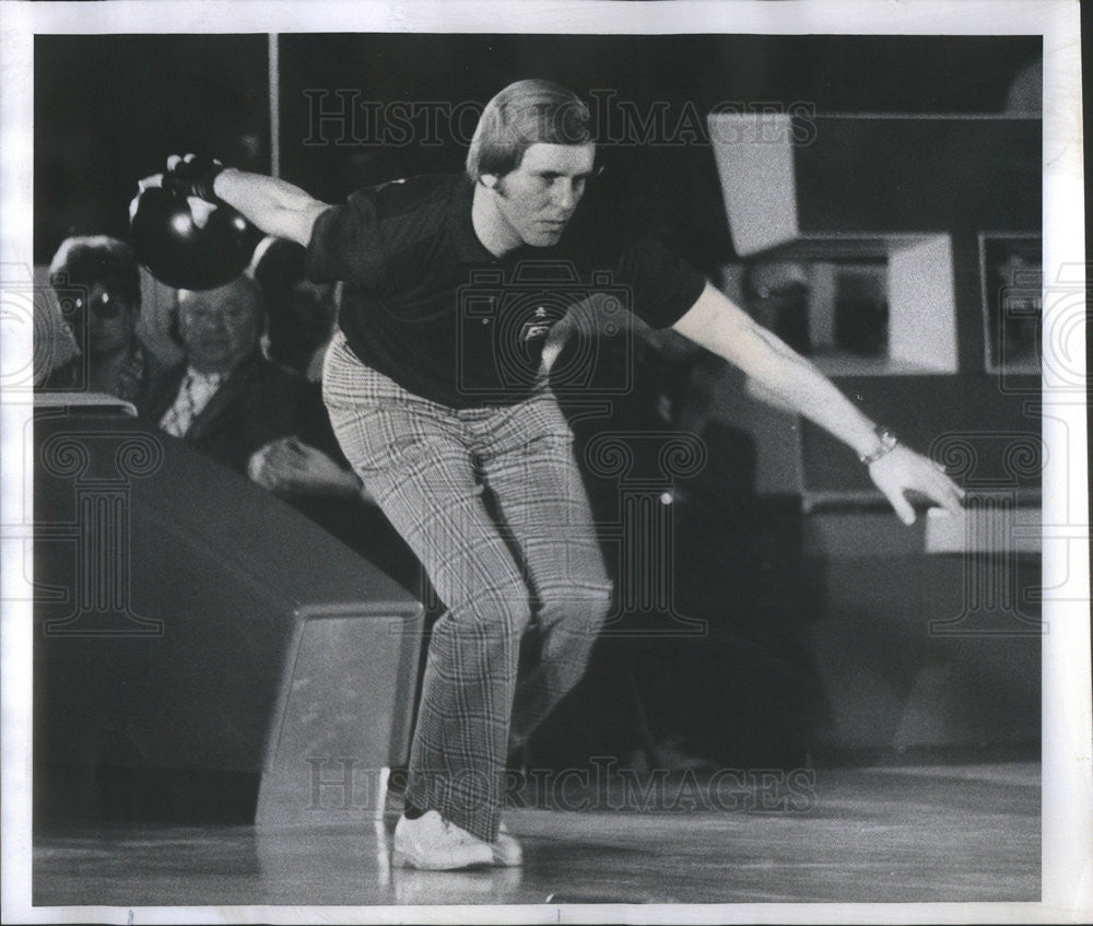 1978 Press Photo Dave Soutar Bowling at Beat The Champions - Historic Images