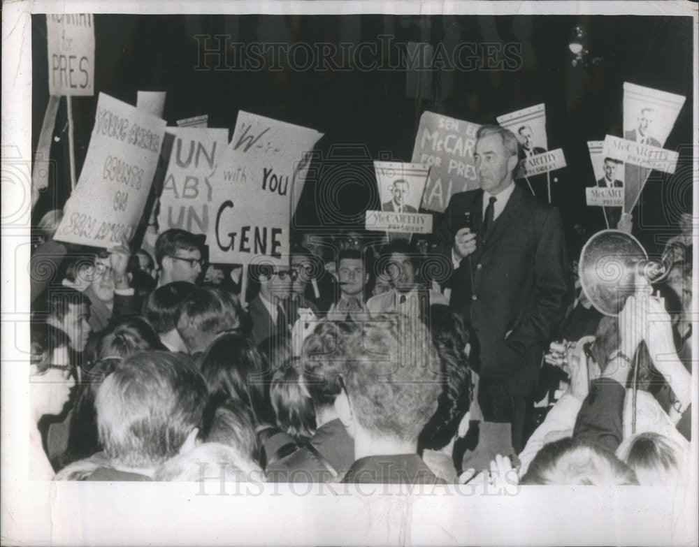 1967 Press Photo Sen Eugene McCarthy at political rally in Cambridge Mass - Historic Images