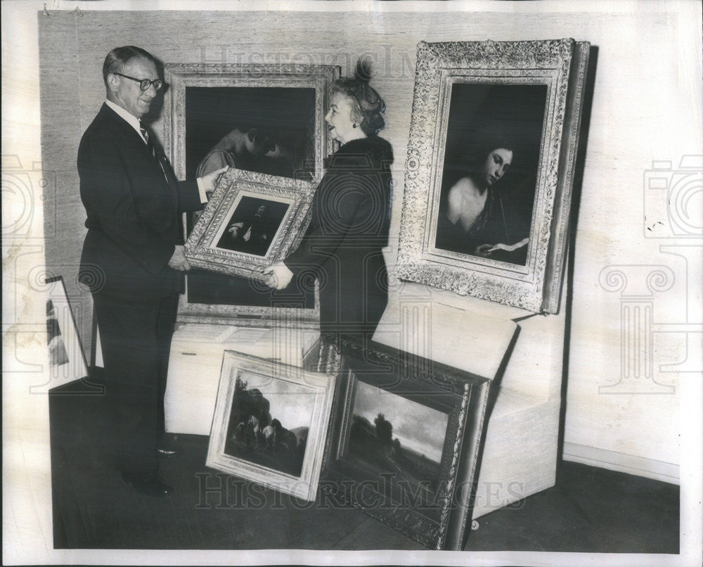 1959 Press Photo Dr. Louis G. Maison Presents Painting Louis Savitt Brandeis - Historic Images