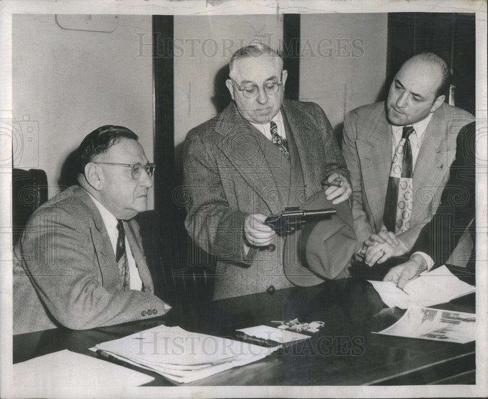 1950 Press Photo Paul Litterski identifies revolver used in Moskal killings - Historic Images