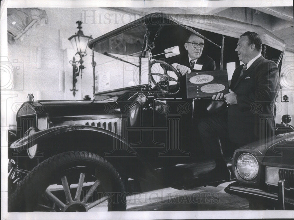 1971 Press Photo Fred Litzinger Receives Award For Selling Fords For 50 Years - Historic Images