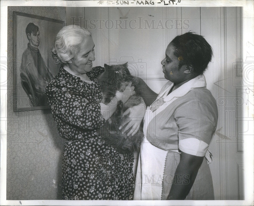 1942 Press Photo Madame Litvinoff w/ her pet cat Nadja - Historic Images