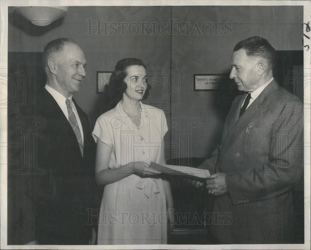 1947 Press Photo Peggy Walsh Congratulated By Maj Gen Robert Littlejohn - Historic Images