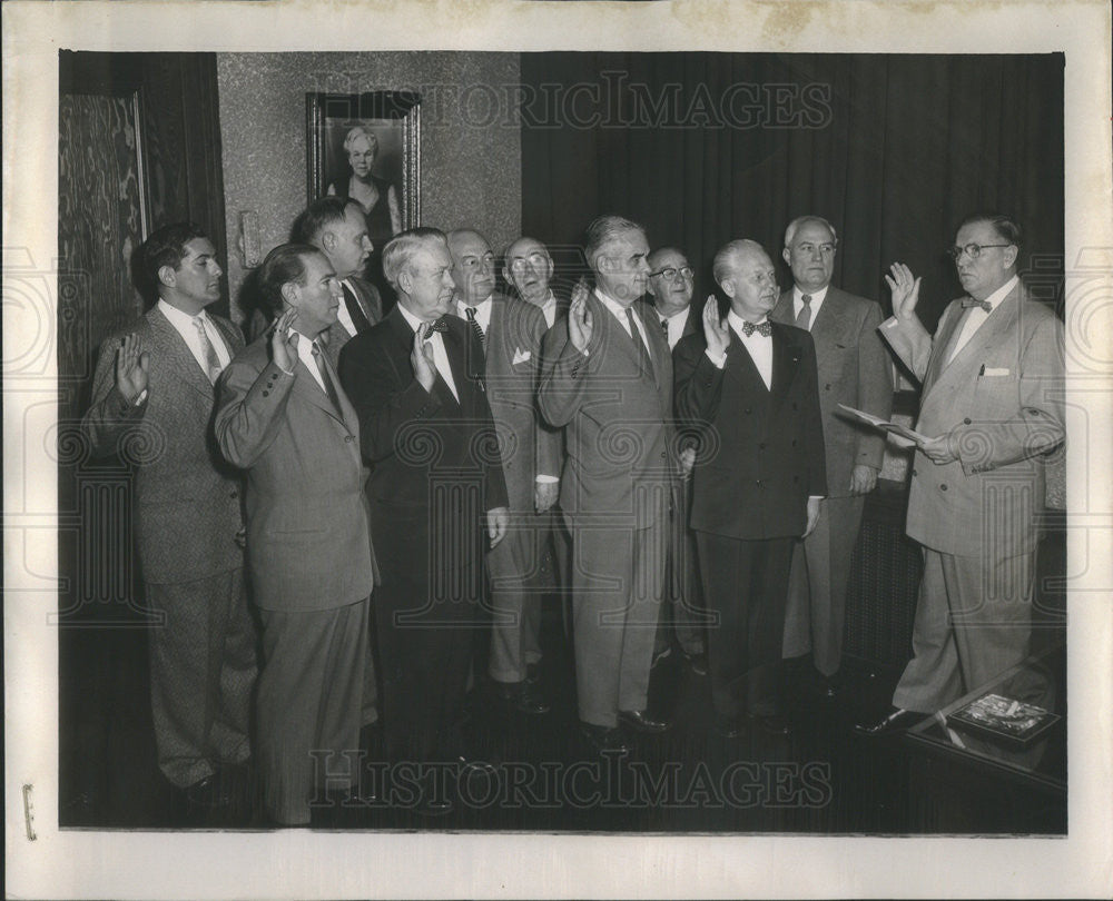 1953 Press Photo Coronre walter Mcmacron swears in jury inquest Reliance hotel - Historic Images