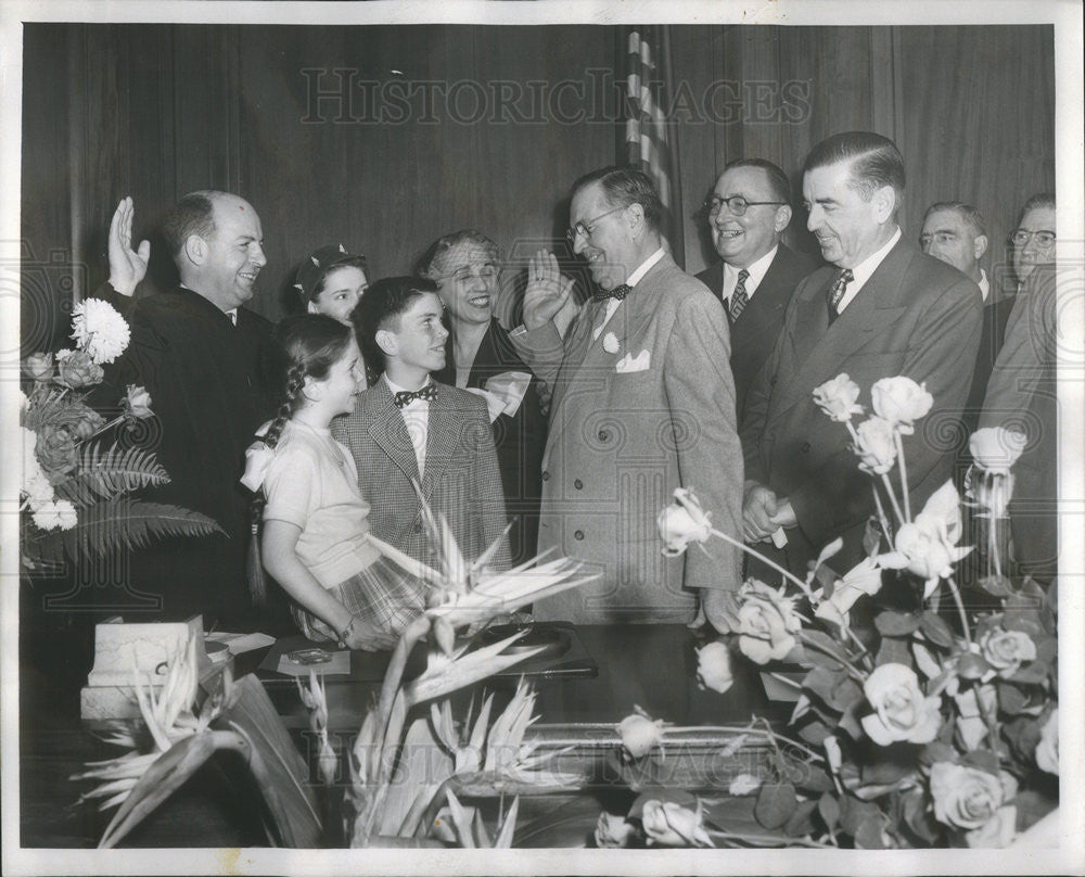 1952 Press Photo Judge Edwin Robson with the McCarron Family for Inauguration - Historic Images