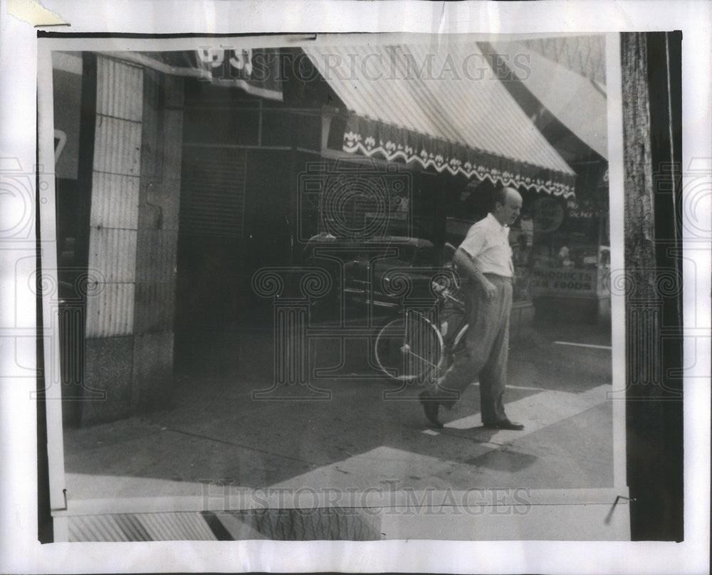 1955 Press Photo Policeman Littleton  Front of Dougherty&#39;s Tavern South Lowe Av - Historic Images