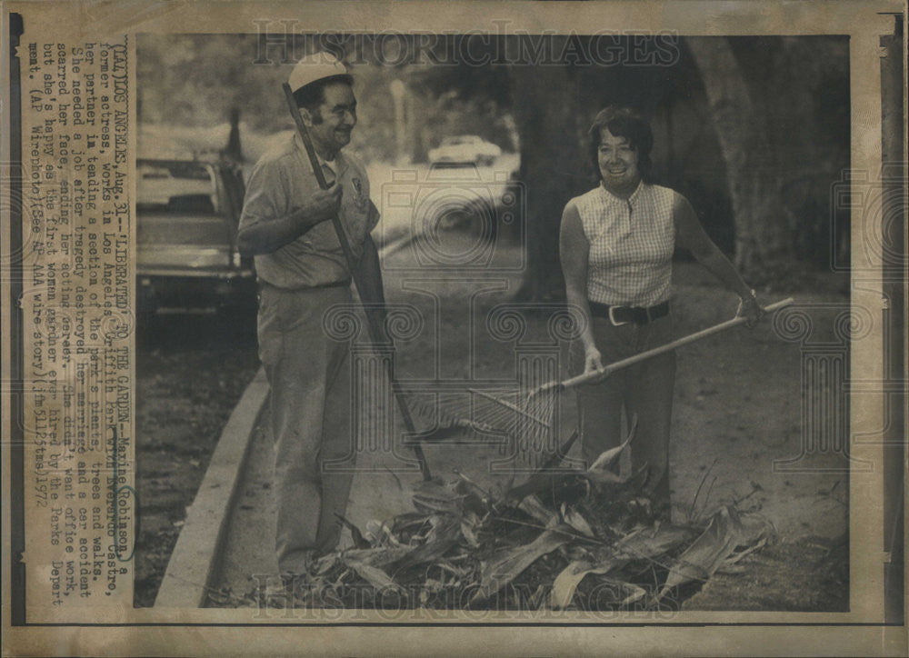 1972 Press Photo Maxine Robinson,actress and E Castro clean a park - Historic Images