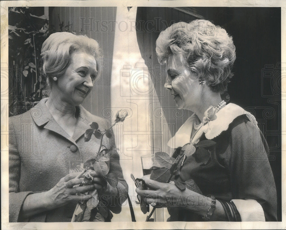 1965 Press Photo Mrs Paul Robinson, Mrs Delmar Kroehler, Miss Anna&#39;s Florist - Historic Images