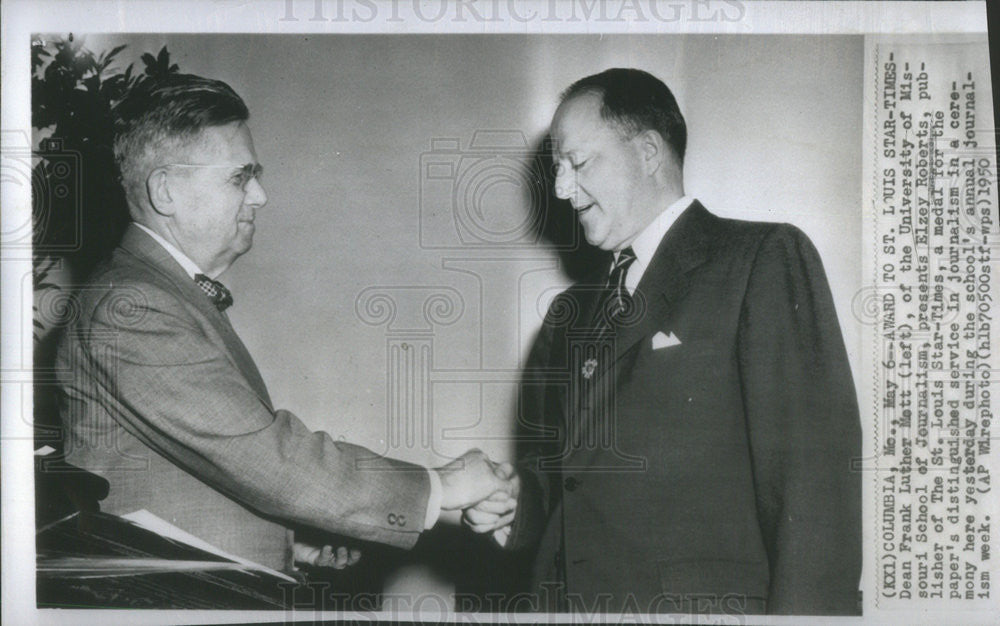 1950 Press Photo Dean Frank Luther Mott presents Elzey Roberts medal - Historic Images