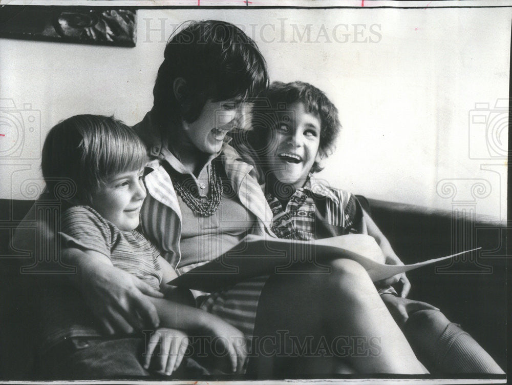 1974 Press Photo Robin Robinson w/ son Rollins &amp; daughter Jolie - Historic Images