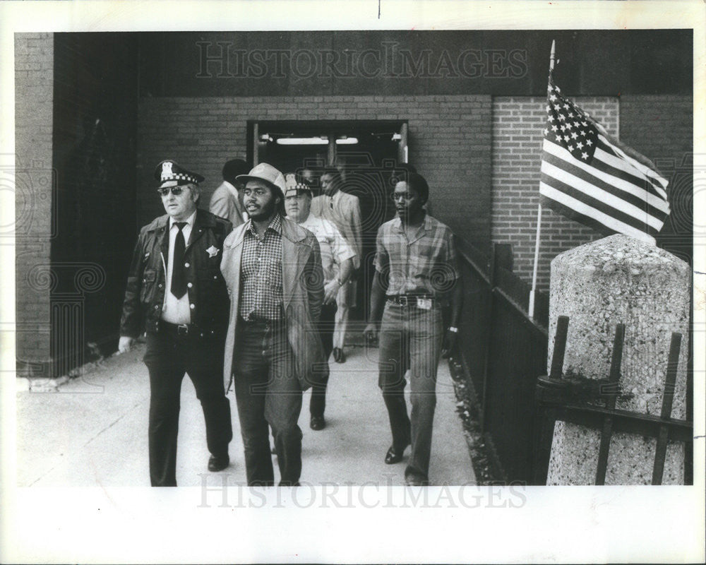 1982 Press Photo Ronald Robinson arrested for electioneering escorted by police - Historic Images