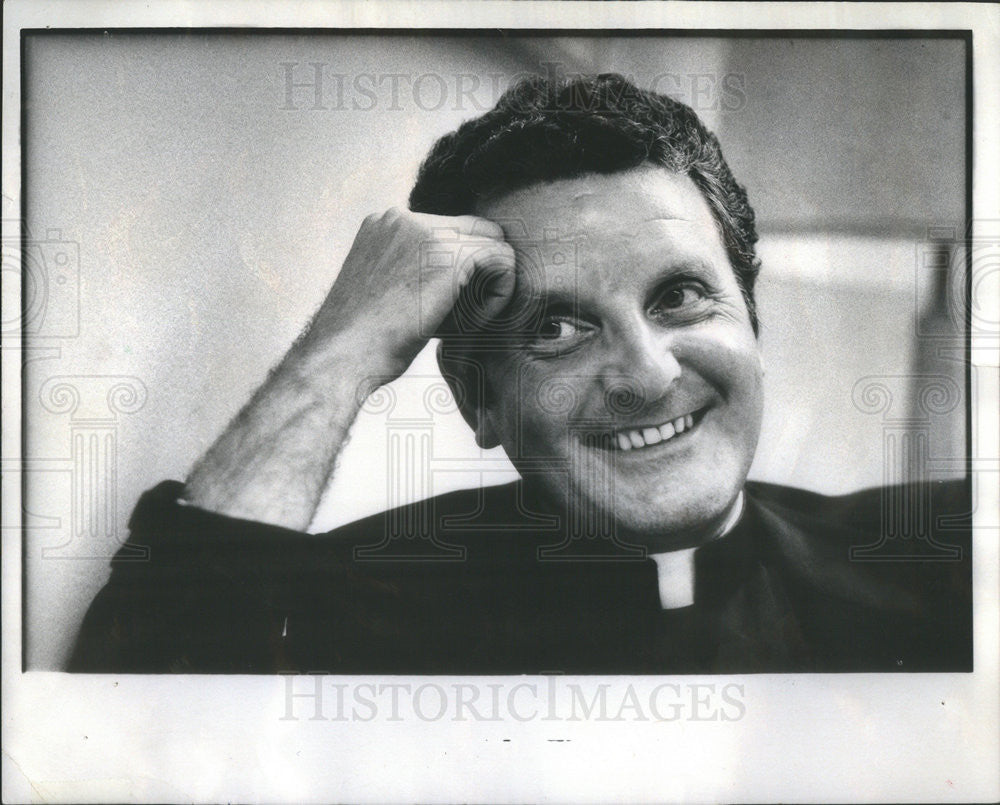 1976 Press Photo Father Kenneth Roberts - Historic Images