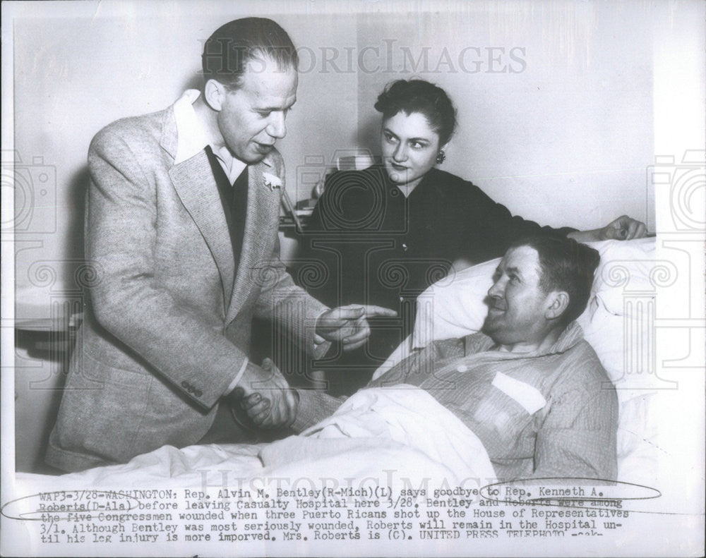 1976 Press Photo Rep A. Bentley.Rep Ken Roberts in hosp and Mrs Roberts He was - Historic Images